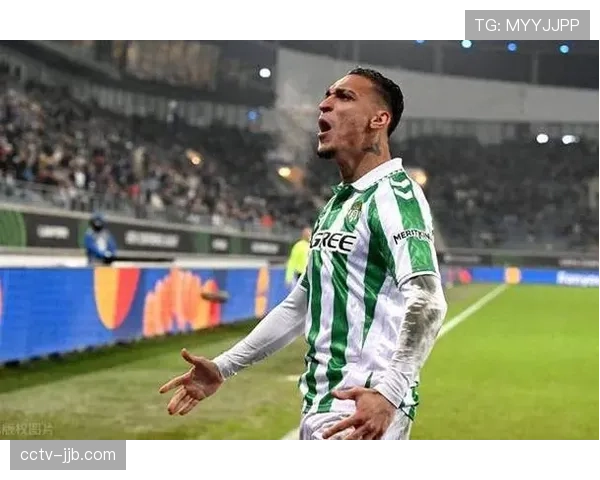 特写：贝蒂斯老将华金在训练中加练传中，助力球队提升进攻宽度利用率。