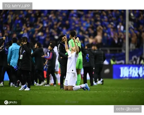 格拉纳达主场对阵阿拉维斯,主队球迷在第12分钟集体鼓掌致敬去世老主席 格拉纳达主场对阵阿拉维斯,主队球迷在第12分钟集体鼓掌致敬去世老主席